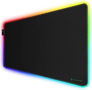 بلاك شارك قاعدة ماوس العاب RGB مقاس 35.4 انش × 15.75 انش، قاعدة ماوس كبيرة ممتدة XL بسطح املس و11 تاثير اضاءة، قاعدة مكتب مع حواف مخيطة مضادة للاهتراء وقاعدة مطاطية مضادة للانزلاق، مانتا P7، بلاستيك