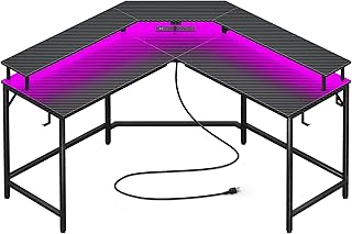 مكتب العاب على شكل حرف L من هوجر مع منافذ طاقة ومصابيح LED، مكتب كمبيوتر مع ارفف شاشة، سطح من الياف الكربون، مكتب منزلي، مكتب العاب زاوية مع خطافات، الياف كربونية، اسود